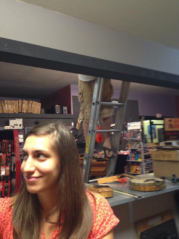 liv3fr3343v3r's tweet image. John-John doing the best job. #musictree #morganhill #LFF2013