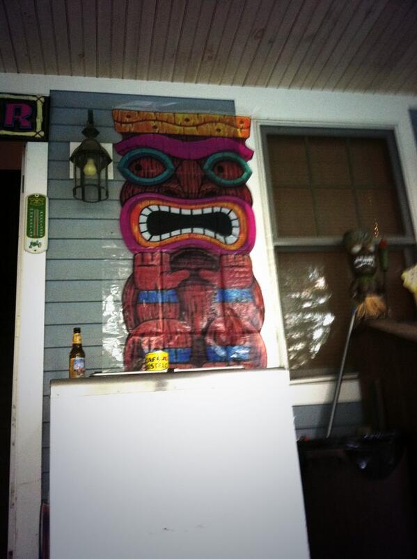 EmileeAwesome's tweet photo. At a BBQ right now theme is Hawaiian. http://t.co/sdKVrtk0CS