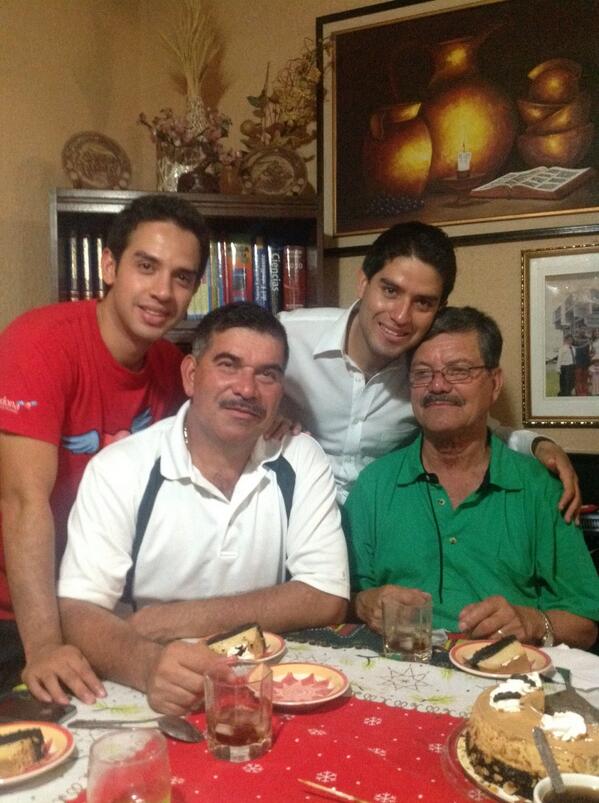 Celebrando Día del Padre en mi casa junto a mis hijos y mi Padre, bendiciones a todos los padres de familia