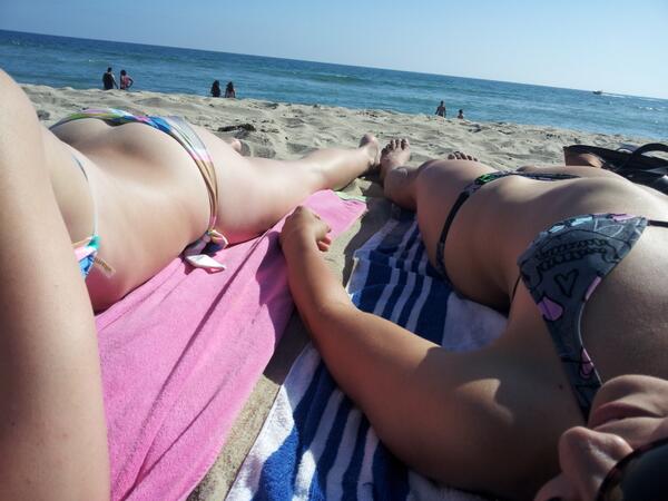 KuteButtKinky's tweet photo. Chilling with miss_trekkie at the beach! http://t.co/NDhYp9nnAB