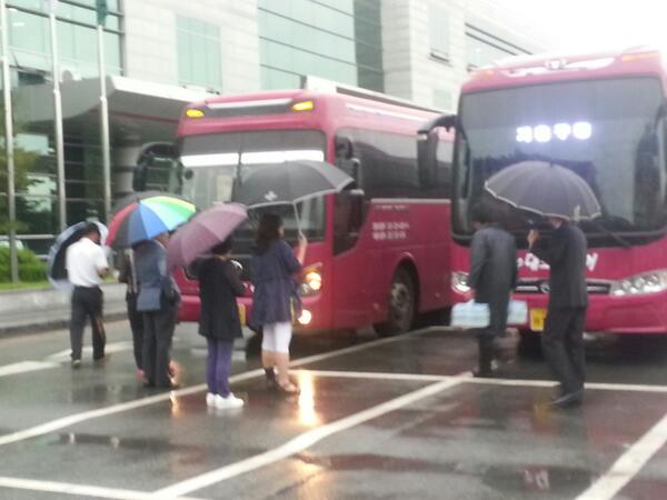 kimminki84's tweet photo. 모처럼 나들이 가시는 어르신.
하필, 비가..... http://t.co/0yU4SUs4v3