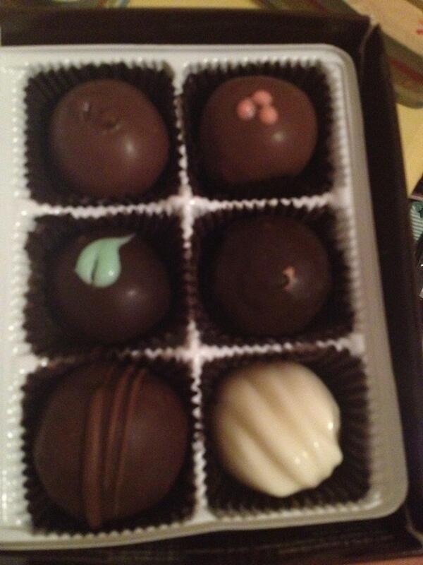 raynicole62's tweet image. My dad got me chocolate for no reason, and I got chocolate for him for fathers day, it's like we're twins, #lollol