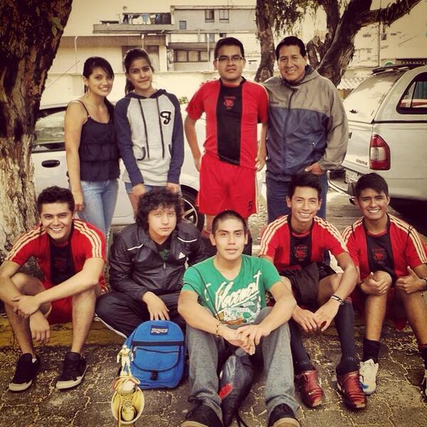 bamcris230's tweet photo. Los Lyons terminaron su temporada! Un equipo de amigos http://t.co/cFZVCpnae1