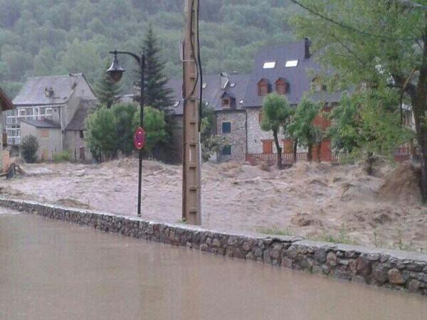 pirineocom's tweet photo. 3 .- Alerta máxima #Vielha. Evacuando #Arties #Les #Bossots. Se rompe presa #VallDaran #Pirineo http://t.co/YnvTqfEPaK