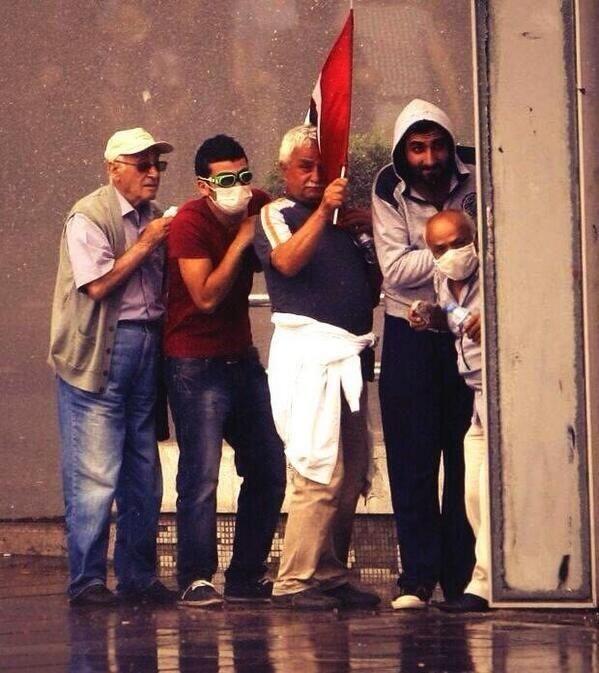 Onlar bizi büyüttüler ve bırakmadılar!Bu onurlu direnişte çocuklarını korumaya,destek olmaya sokaklara çıktılar!