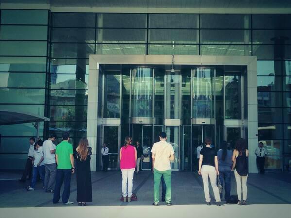 Bugün 12:47..İstanbul Ntv Doğuş binası önünde #duraninsanlar ..