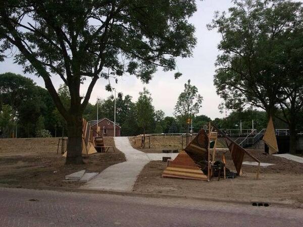 Het pad ligt en de objecten staan. Fietsers en scooters maken er al gebruik van! #meermerwede #in