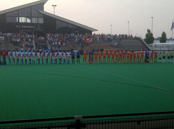gianniversatsj's tweet photo. Even hockeymeisjes kijken oké http://t.co/9qOaW1ddsB