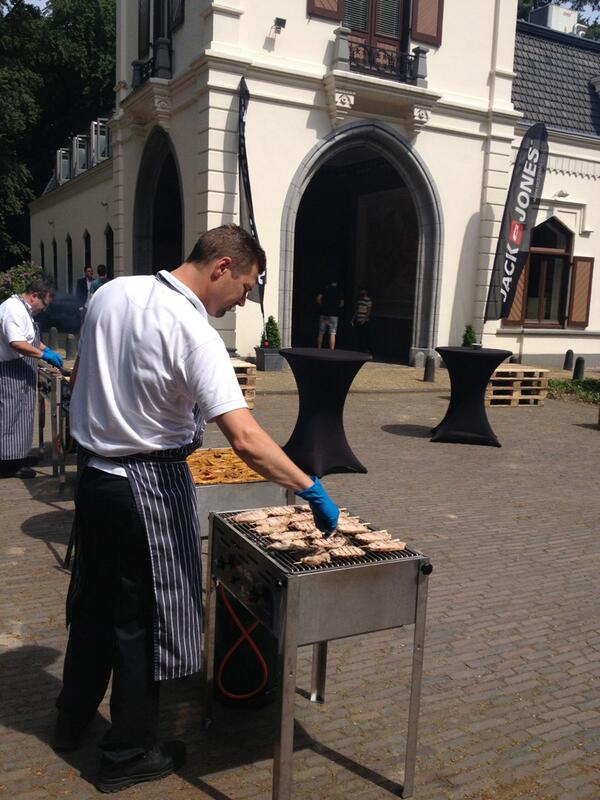 bblomcatering's tweet photo. Vanmiddag leuke BBQ partij gehad bij Jack&amp;Jones #eindelijk #zon #BBQ #Blom http://t.co/YnCj55KbxV
