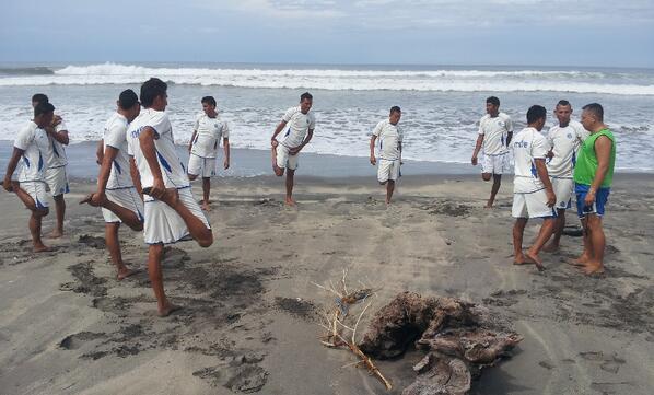 uhprensagrafica's tweet photo. #SelectaPlayer en entreno de preparación al mundial de Tahití. http://t.co/C31koEPjKl Foto V. Peña