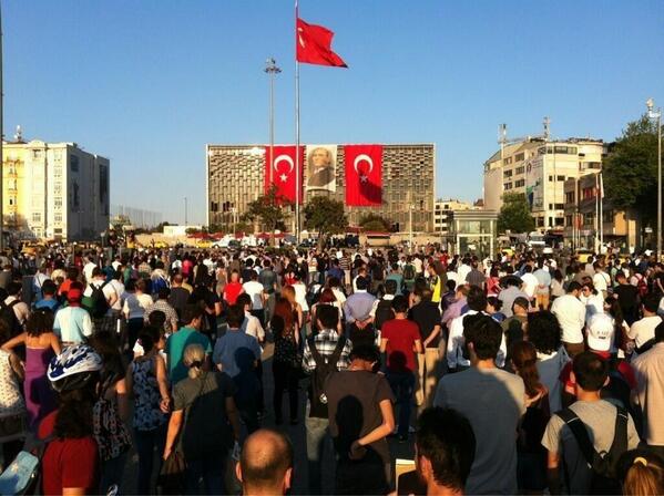 Taksim Meydanı'nda #duranadam 'lar...