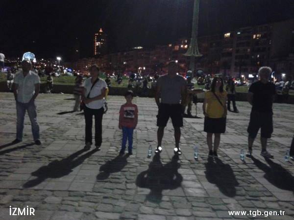 genclikbirligi's tweet photo. İzmir- Gündoğdu Meydanı'nda her yaştan yurttaşla birlikte yan yana DiktatöreKarşı Duruyoruz http://t.co/VduBEcd62t