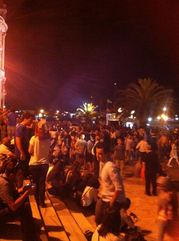 Sarkilar soyleyip alkislarla eslik ediliyor. Ne guzel ogrendik bir arada olmayi. Her yer herkesin. Haydarpasa 22:00