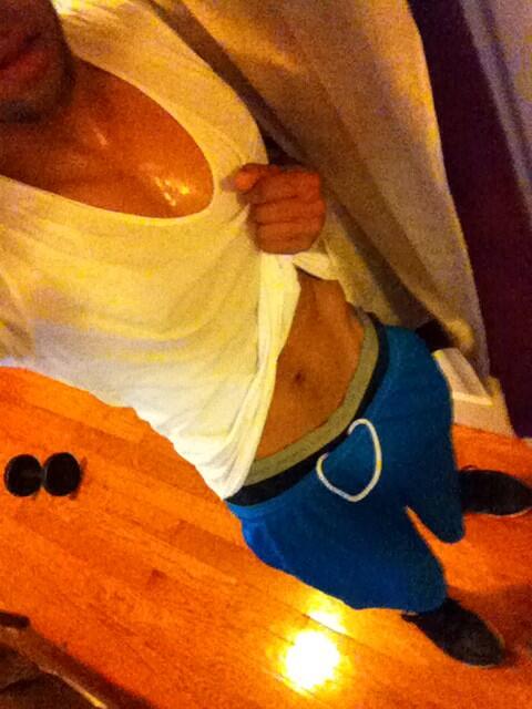 EpatTheExpat's tweet image. Can one of my followers invent something that helps take your T-shirt off after workouts? #sweatyproblems #pegado