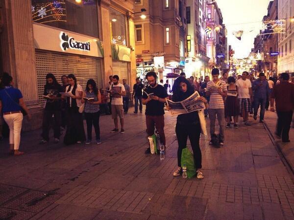 DirenGeziParki's tweet photo. Bu akşam, İstiklal Caddesi #DuranOkuyanInsan'lar via @BasakKirac #StandingMan http://t.co/jgCZ8puZsl