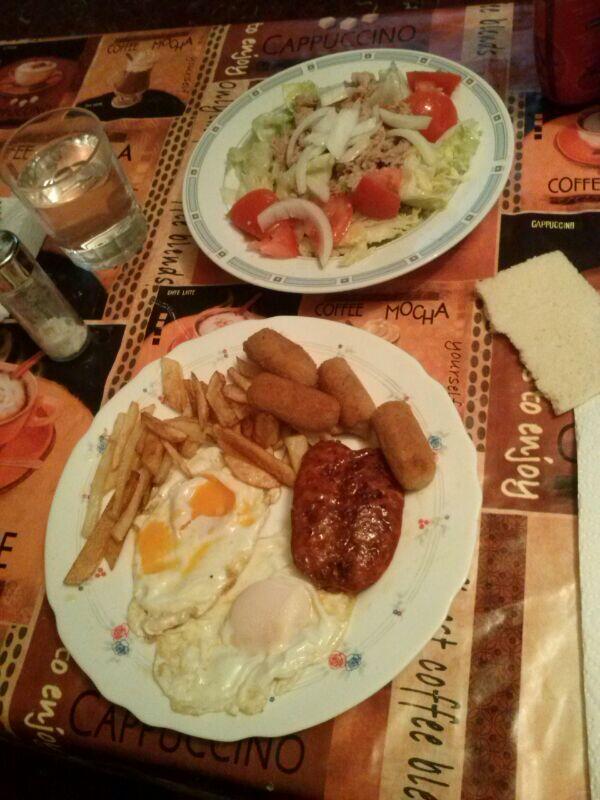 anaismolinillo's tweet photo. Cenicaaa grasienta con el peke! http://t.co/ZbQ9BVeHs1