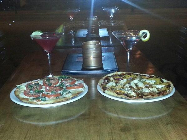 _ThePlank_'s tweet photo. It's Martini Night.  $4 Martinis, $5 Flatbreads.  New Drafts are Heavy Seas Loose Cannon &amp; ReissdorfKölsch. http://t.co/9UCyu7ewCr