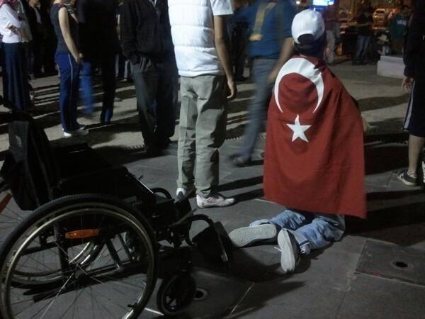 genclikbirligi's tweet photo. Onurlu, şerefli, bağımsız, insanca yaşamak için DiktatöreKarşı Duruyoruz http://t.co/UGcBiyRrGh