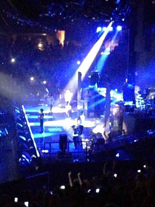 RonanWinter's tweet photo. @NiallOfficial Superb performance this evening. Truly world class. You guys thrilled the crowd time and again. http://t.co/J9JonNPRp0