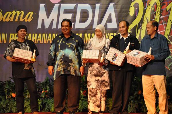 abdkarimabu's tweet photo. Terima kasih media..Majlis Jalinan Kasih Media @Zahid_Hamidi @arahimradzi @JPAMtwiter  @kpjpam @TKPOjpam @hjzainun http://t.co/vmsZASxWDb"