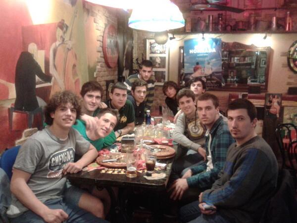 juamanz's tweet photo. Noche de pies con @alvaro7valles @andresalmarza9 @ini_martinez y tal y tal http://t.co/F3X6W6jNiY