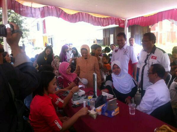 sipweh's tweet photo. Ceu Nani dan Bang Nico Silaturahmi dgn warga kelurahan pelindung hewan di pengobatan gratis utk warga http://t.co/WhM1BSN5V6
