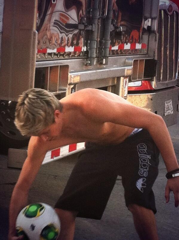 Niall SHIRTLESS outside the arena today!! 