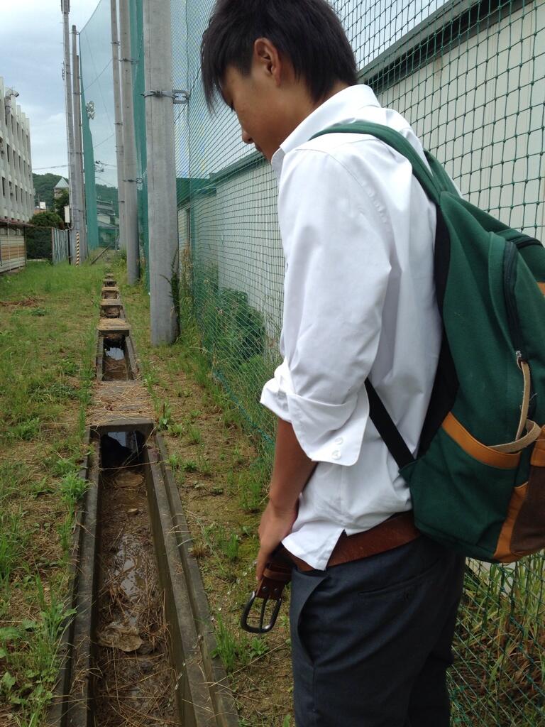 少年　立ちション 