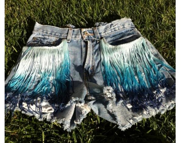 modesTalka's tweet image. Bārkstis pie džinsu šortiem. coachellalife.com/post/171655044…