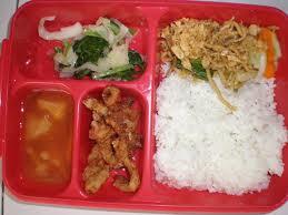 makan siang dulu,,, dengan titipan bekal seadanya.. selamat makan indonesia....