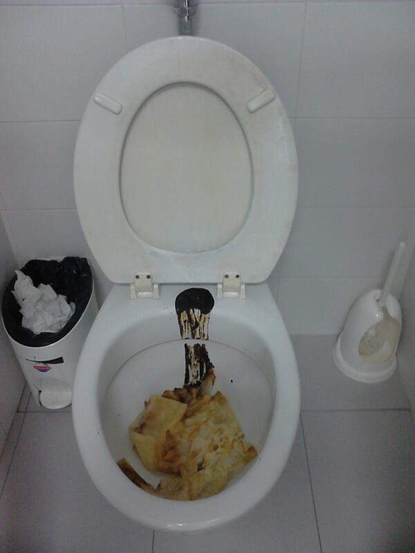 Mik_onio's tweet photo. @Fcom_enfurecida @InformerFCOM Así no,las cañas #FCOM tienen sus consecuencias,o quizá q ls exámnes son pá cagarse? http://t.co/X0qIxjn46F