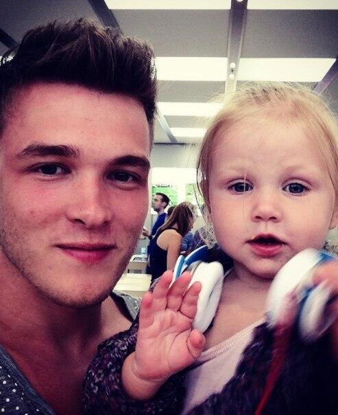 __landi__'s tweet image. #Twitter #JoshDevineDrums 

 Принцесса испытывает наушники в магазине Apple! Люблю эту маленькую милашку!