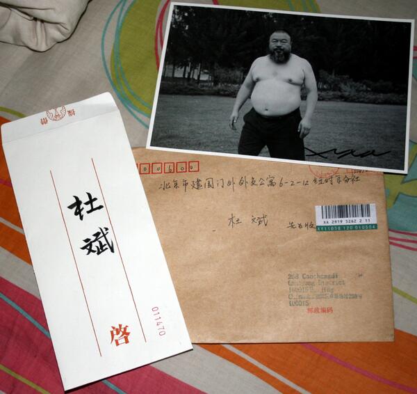 要啥给啥“<a href="/hu_jia/">Hu Jia 胡佳</a>: 勘察杜斌家被国保搜查后的现场，他用来编辑图片和视频的苹果笔记本和台式机主机都被查扣了，还有移动硬盘和存储卡、他作品的书稿和成书。有一封艾未未的借据也不见了，只剩信封。。。艾兄 <a href="/aiww/">艾未未  Ai Weiwei</a> 能补一张吗？ ”
