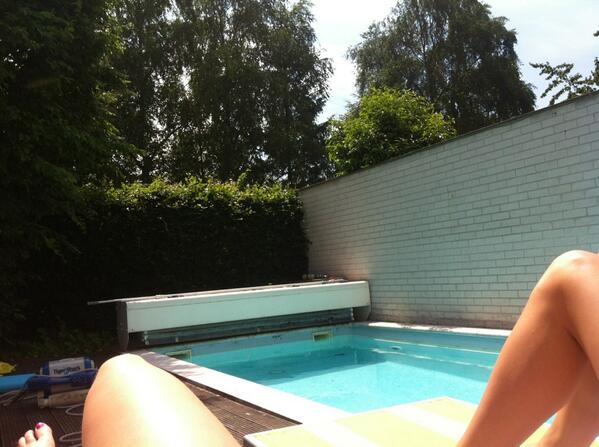 aimydebruyn's tweet photo. Swimming and sunning @xxxesmeexxx http://t.co/briPNZdZXB
