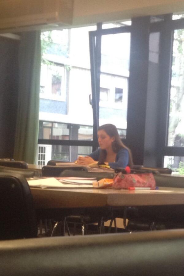 laurarebollo1's tweet photo. Esta era, es y sera su manera de estudiar jajajajjaja @Victoriabdelugo http://t.co/GCSccdr5oz