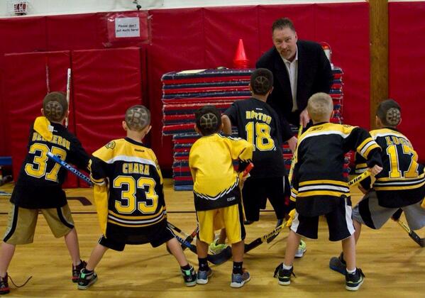 boston25's tweet photo. RT @BMVZ Be afraid, @fox32news. Boys at Wood End Elementary, Reading w/Bob Sweeney @NHLBruins #icethehawks #headshave http://t.co/VU3jFSFfO6