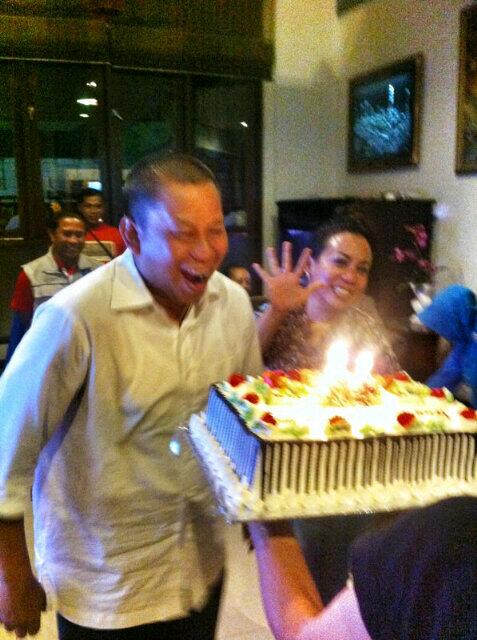 sipweh's tweet photo. Sekali lagi, selamat ulang tahun yg ke 46 Kang @Ayi_Vivananda tiup lilinnya... Wiihiiwww http://t.co/bMkxvbawfQ