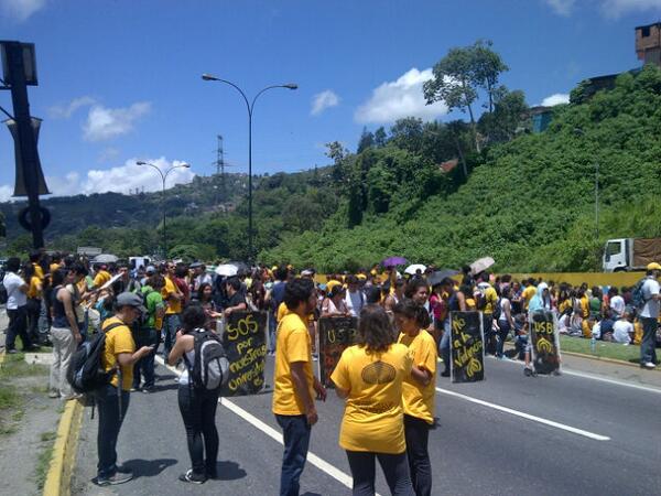 ReporteYa's tweet photo. En este momento los chamos de la simon trancan autopista valle coche #SOSUniVe #SOSUSB @FCEUSB http://t.co/dNo26uvf4i - vía @EduardoMassieu