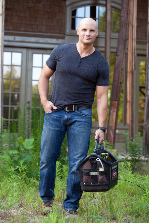 hgtv's tweet photo. Need more space?  Get inspired by @chipwade &amp; the #ElbowRoom crew!  NEW episode Tonight 8/7c. http://t.co/ht57MMiY3s
