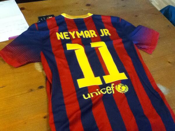 WeTalkSoccerNL's tweet image. Als Chicharito vanavond scoort verloten wij dit shirt! RT en PROMOOT ons om meer kans te maken!