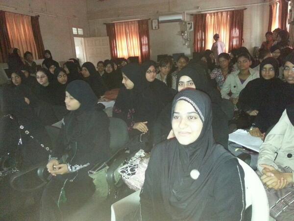 khansara9419's tweet photo. Glad to have such a crowd for womoz..its awesome #teachtheweb #mozbird13 #womoz
@faisalaziz4ever @thornet http://t.co/fm7jfZM2s2