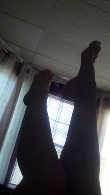 Someone come give me a foot rub please. #dancer #iloveheelsbuttheydontloveme http://t.co/bKZGpRhAhi<a href="/tag/dancer"class="tags">#dancer</a><a href="/tag/iloveheelsbuttheydontloveme"class="tags"><span>#iloveheelsbuttheydontloveme</span></a>