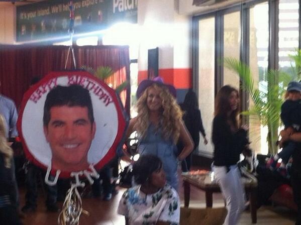 PaulinaRubio's tweet photo. Sigue la fiesta! More piñata! http://t.co/0MnzdWdqKr