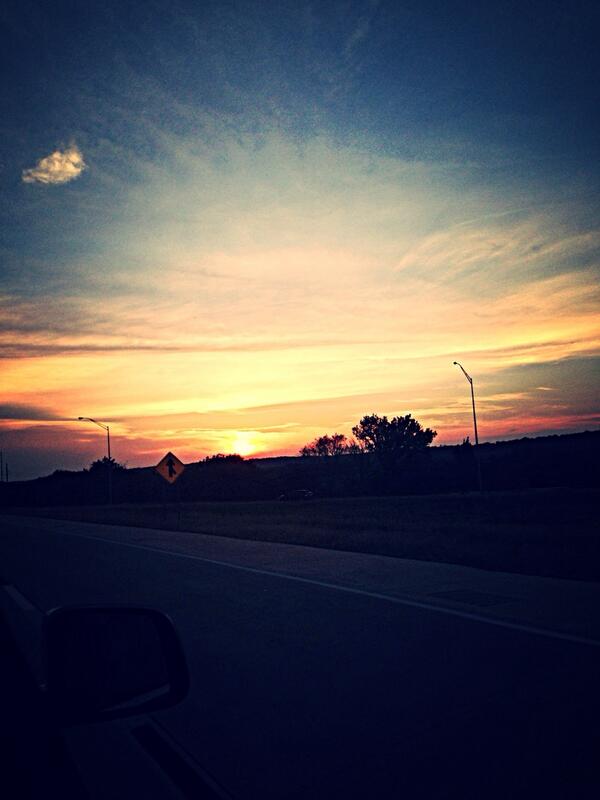 neels_onwheels's tweet image. I'm so artsy fartsy yall #hellosunset