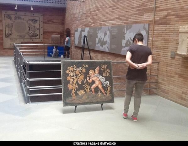 EASDMERIDA's tweet photo. Preparando exposición de la escuela en el museo http://t.co/gveSZe3F0h