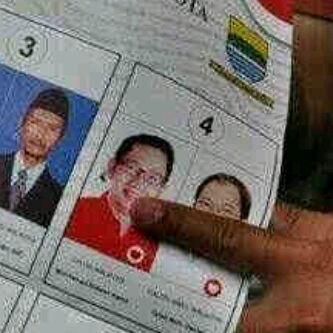 sipweh's tweet photo. FYI, contoh surat suara yg rusak dlm dus surat suara yg tersegel di KPU kota Bandung :( http://t.co/3kuqSRsr4V