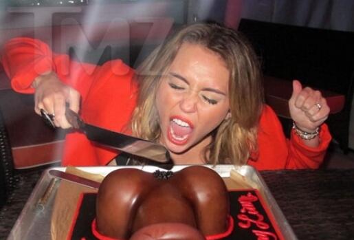 Miley Cyrus egy péniszével