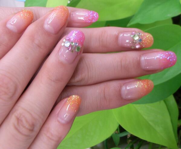 公式 Mavala マニキュアバー こちらはカルジェルで施術した 涼しげなラメグラデーションデザインです 薬指にラインストーンのアクセントを添えて存在感up ピンクとオレンジのカラーでキラキラツヤツヤです Mavala マヴァラ マニキュアバー Http T