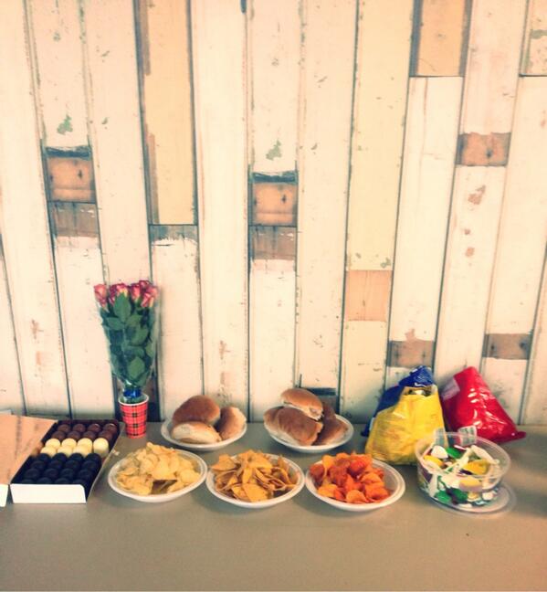 Masquerade4MOBA's tweet photo. Catering is ook aanwezig! #yummie #MASQUERADE13 http://t.co/K4XEcd7ZnB