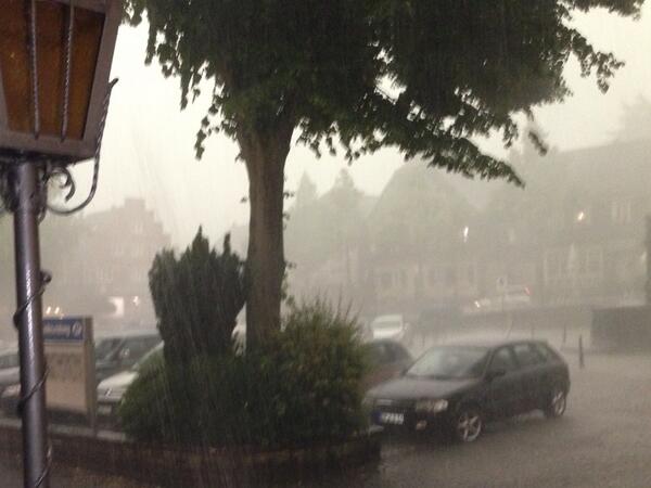 blz_wipp's tweet photo. #Unwetter über #Wipperfürth. Nordtangente überschwemmt. Stadt alarmiert #Feuerwehr über Sirene http://t.co/FscyDZj8IK